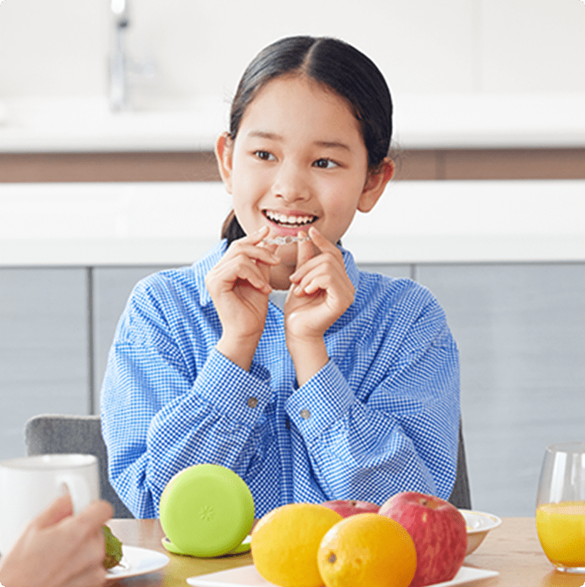 インビザライン・ファーストを持つ女の子